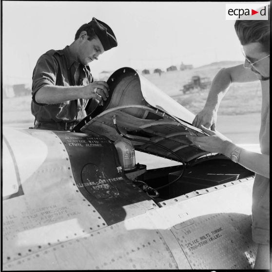 La vérification équipement d'un chasseur-bombardier F-84F Thunderstreak, sur la base aérienne d'Akrotiri (Chypre).
