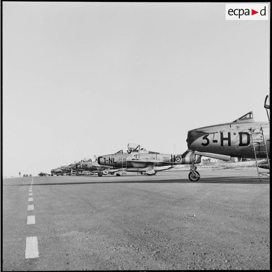 L'alignement des F-84F Thunderstreak des 1re et 3e escadres de chasse au parking, sur la base aérienne d'Akrotiri (Chypre).