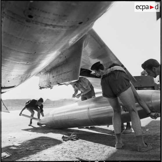 Le démontage d'un réservoir extérieur d'un chasseur-bombardier F-84F Thunderstreak, sur la base aérienne d'Akrotiri (Chypre).