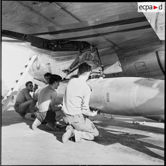 Le démontage d'un réservoir extérieur d'un chasseur-bombardier F-84F Thunderstreak, sur la base aérienne d'Akrotiri (Chypre).