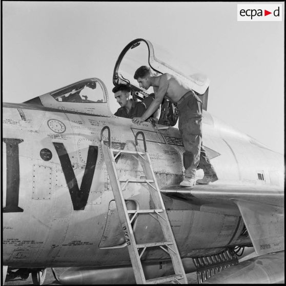 La vérification cabine d'un F-84F Thunderstreak de la 3e escadre de chasse, sur la base aérienne d'Akrotiri (Chypre).