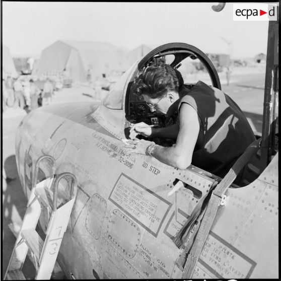 La vérification cabine d'un F-84F Thunderstreak de la 1re escadre de chasse, sur la base aérienne d'Akrotiri (Chypre).