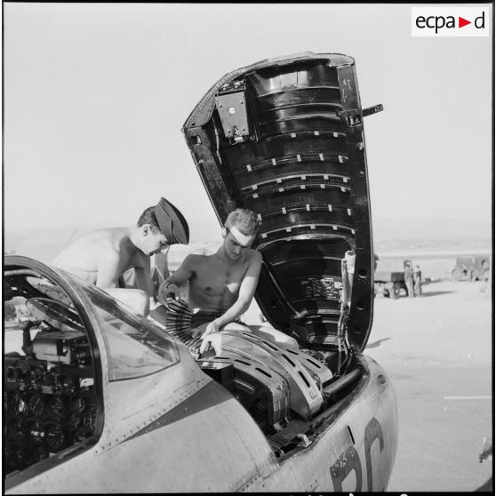 Le chargement des mitrailleuses de 12,7 mm sur un chasseur-bombardier F-84F Thunderstreak, sur la base aérienne d'Akrotiri (Chypre).