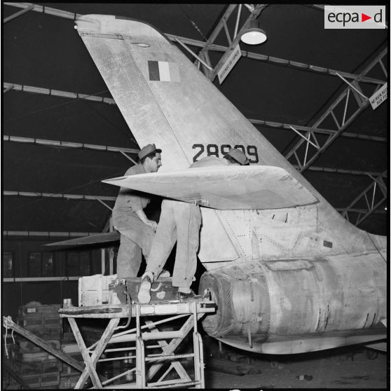La réparation de l'empennage d'un chasseur-bombardier F-84F Thunderstreak, sur la base aérienne d'Akrotiri (Chypre).