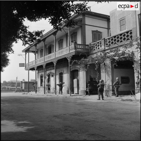 Les parachutistes britanniques du 2nd Parachute Battalion nettoient les quartiers européens de Port-Saïd.
