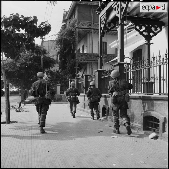 Les parachutistes français (à gauche) et britanniques nettoient les quartiers européens de Port-Saïd.