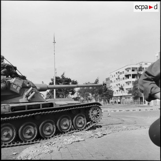 Un char AMX-13 du 1er REP réquisitionné pour assurer la protection du PC de la 3rd Commando Brigade britannique à Port-Saïd.