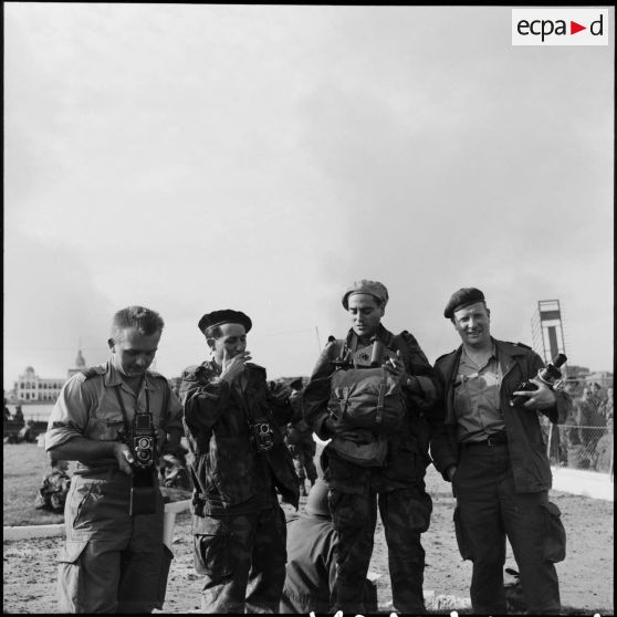 Quatre reporters, photographes et cameramen, du SCA (Service cinématographique des armées) à Port-Fouad