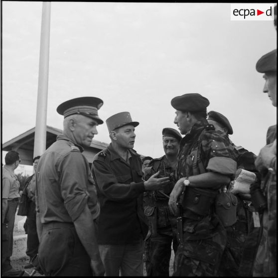 Le général de division Beaufre en conversation avec le général de brigade Massu à Port-Fouad.