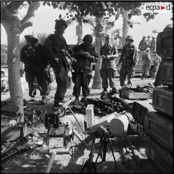 La récupération d'armes égyptiennes à Port-Fouad.