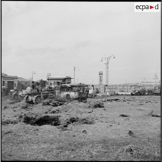 Un bulldozer dégage une zone encombrée de véhicules égyptiens abandonnés à Port-Fouad.
