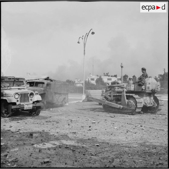 Un bulldozer dégage une zone encombrée de véhicules égyptiens abandonnés à Port-Fouad.