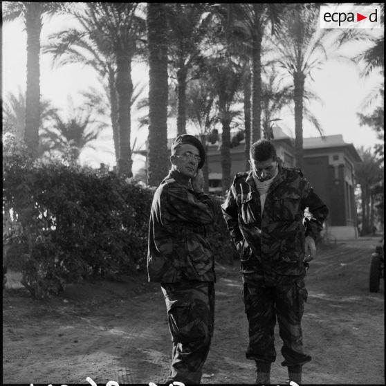 Le lieutenant-colonel Brothier et le général de brigade Massu, lors de l'opération franco-britannique sur Suez.