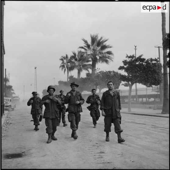 Les reporters à la recherche d'images, lors de l'occupation de Port-saïd et Port-Fouad par les troupes franco-britanniques.