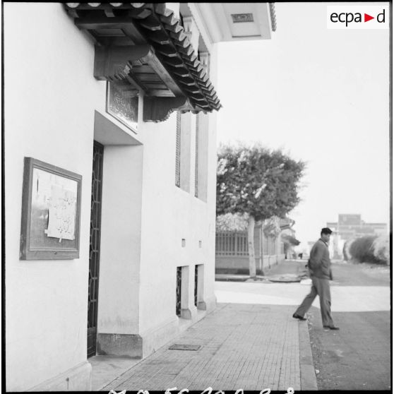 Affiché à l'entrée d'un bâtiment administratif de Port-Fouad, un tract clandestin menace de mort les Egyptiens collaborant avec les troupes franco-britanniques.