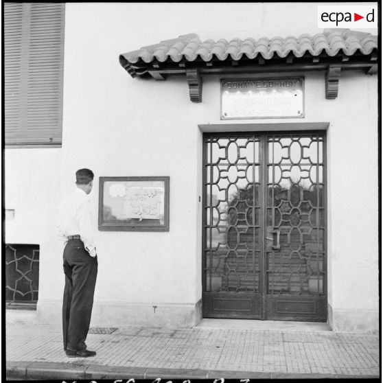 Affiché à l'entrée d'un bâtiment administratif de Port-Fouad, un tract clandestin menace de mort les Egyptiens collaborant avec les troupes franco-britanniques.