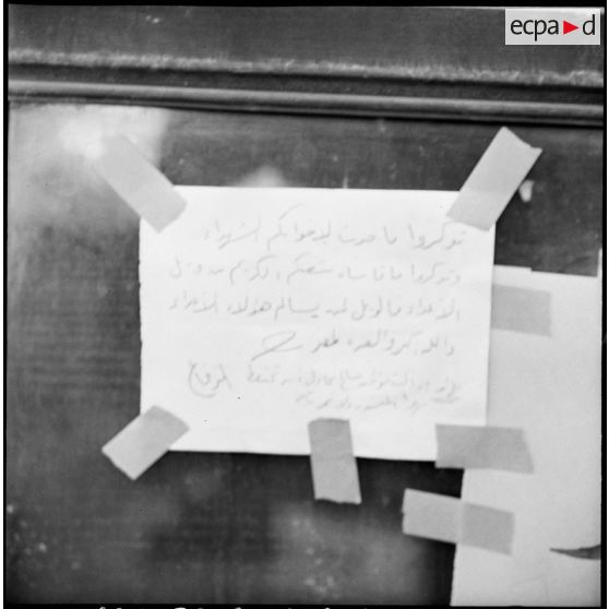 Affiché à l'entrée d'un bâtiment administratif de Port-Fouad, un tract clandestin menace de mort les Egyptiens collaborant avec les troupes franco-britanniques.