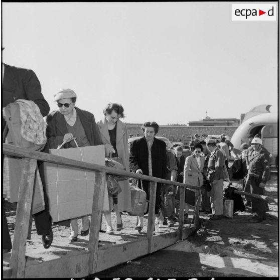 Les ressortissants français de Port-Saïd embarquent à bord du Sampiero Corso à destination de Marseille.
