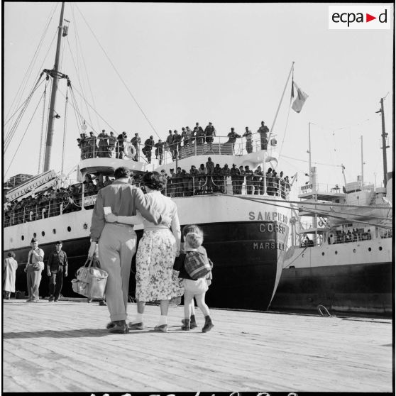 Les ressortissants français de Port-Saïd embarquent à bord du Sampiero Corso à destination de Marseille.