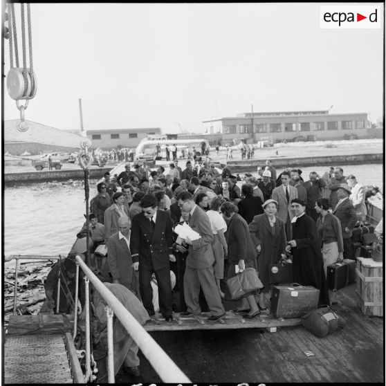 Les ressortissants français de Port-Saïd embarquent à bord du Sampiero Corso à destination de Marseille.