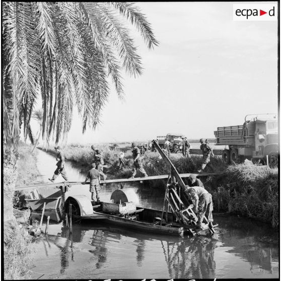 Les parachutistes de la 60e CGAP construisent un pont dans la zone du canal de Suez.