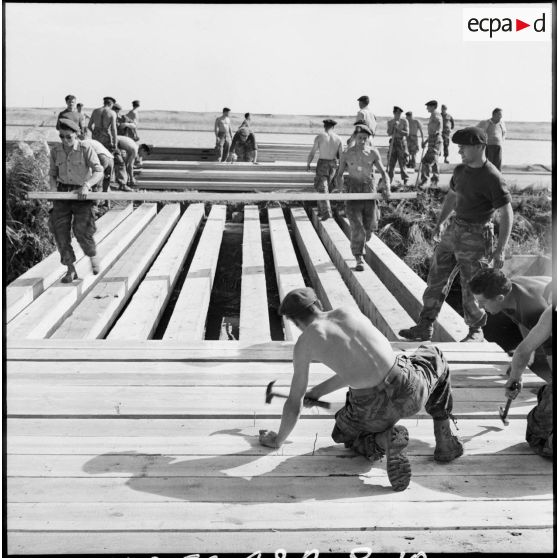 Les parachutistes de la 60e CGAP construisent un pont dans la zone du canal de Suez.