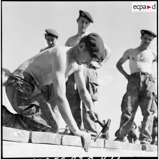 Les parachutistes de la 60e CGAP construisent un pont dans la zone du canal de Suez.