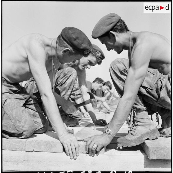 Les parachutistes de la 60e CGAP construisent un pont dans la zone du canal de Suez.