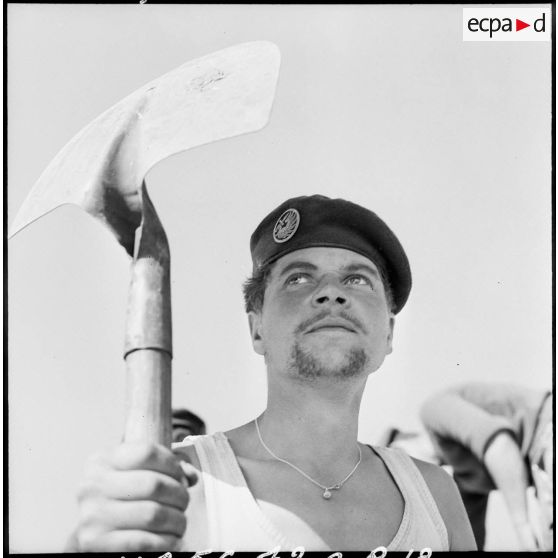 Un parachutiste de la 60e CGAP sur le chantier de construction d'un pont dans la zone du canal de Suez.