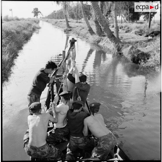 Les parachutistes de la 60e CGAP construisent un pont dans la zone du canal de Suez.