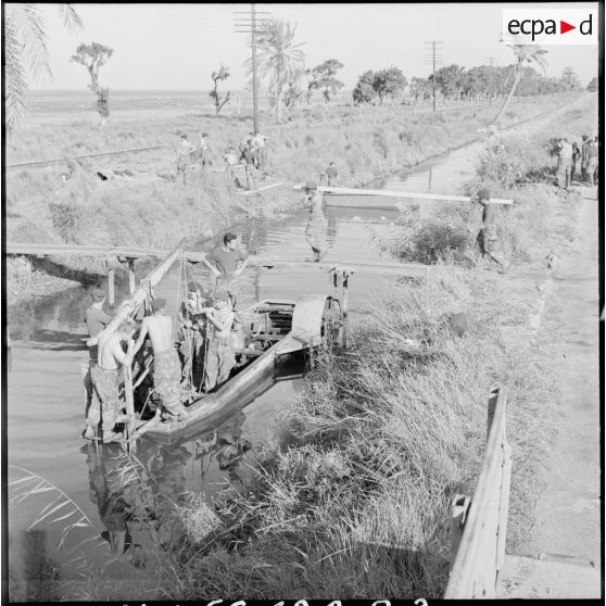 Les parachutistes de la 60e CGAP construisent un pont dans la zone du canal de Suez.
