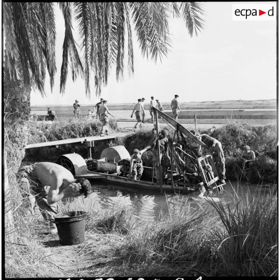 Les parachutistes de la 60e CGAP construisent un pont dans la zone du canal de Suez.