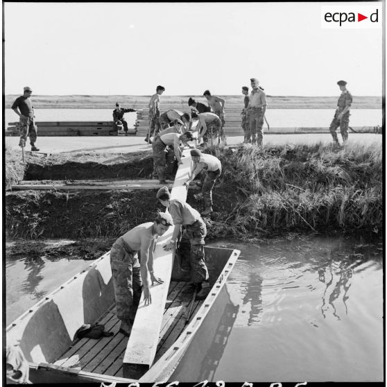 Les parachutistes de la 60e CGAP construisent un pont dans la zone du canal de Suez.