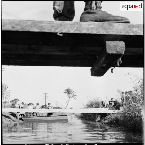 Les parachutistes de la 60e CGAP construisent un pont dans la zone du canal de Suez.