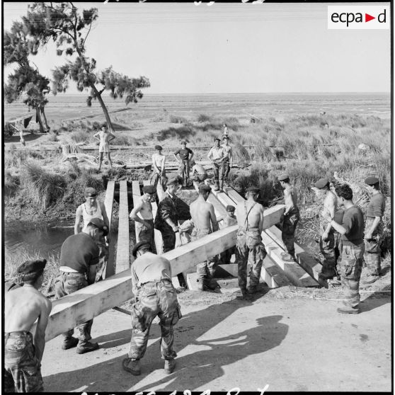 Les parachutistes de la 60e CGAP construisent un pont dans la zone du canal de Suez.