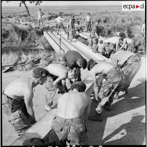 Les parachutistes de la 60e CGAP construisent un pont dans la zone du canal de Suez.