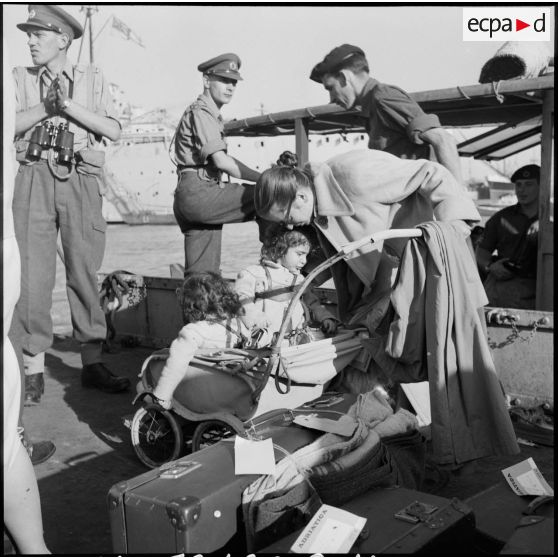 Les ressortissants italiens, grecs et yougoslaves patientent sur le quai avant leur embarquement sur le navire-hôpital Ascania.