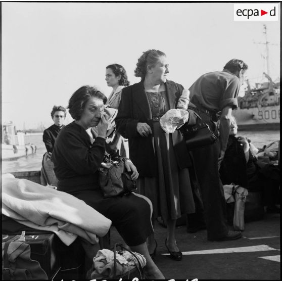 Les ressortissants italiens, grecs et yougoslaves patientent sur le quai avant leur embarquement sur le navire-hôpital Ascania.