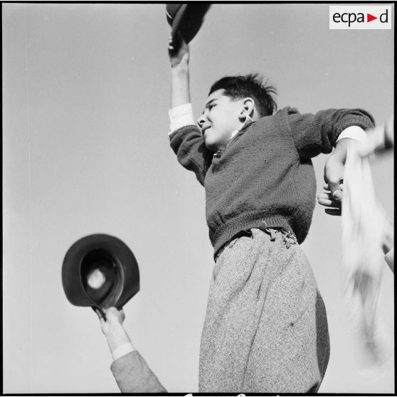 Les adieux de ressortissants italiens, grecs et yougoslaves avant leur embarquement sur le navire-hôpital Ascania.