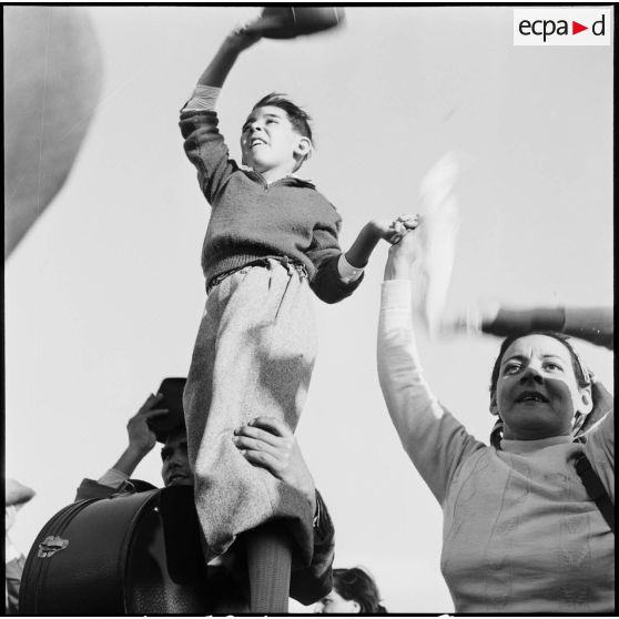 Les adieux de ressortissants italiens, grecs et yougoslaves avant leur embarquement sur le navire-hôpital Ascania.