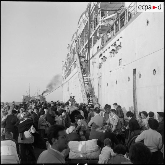 Les ressortissants italiens, grecs et yougoslaves embarquent sur le navire-hôpital Ascania.