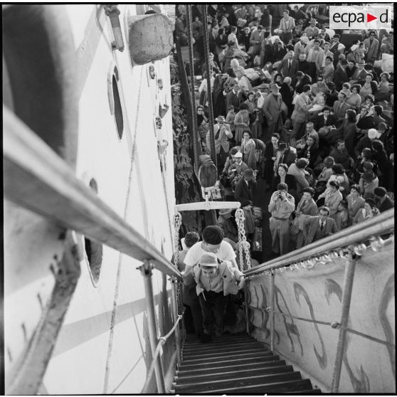 Les ressortissants italiens, grecs et yougoslaves embarquent sur le navire-hôpital Ascania.