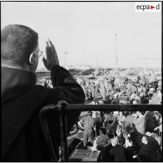 Les ressortissants italiens, grecs et yougoslaves patientent sur le quai avant leur embarquement sur le navire-hôpital Ascania.