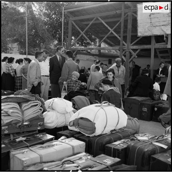 Les ressortissants italiens, grecs et yougoslaves patientent sur le quai avant leur embarquement sur le navire-hôpital Ascania.