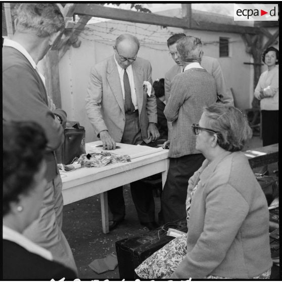 Les ressortissants italiens, grecs et yougoslaves patientent sur le quai avant leur embarquement sur le navire-hôpital Ascania.