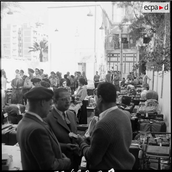 Les ressortissants italiens, grecs et yougoslaves patientent sur le quai avant leur embarquement sur le navire-hôpital Ascania.