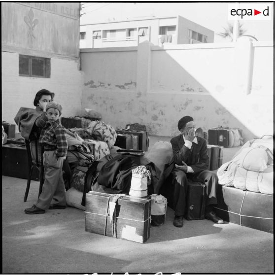 Les ressortissants italiens, grecs et yougoslaves patientent sur le quai avant leur embarquement sur le navire-hôpital Ascania.