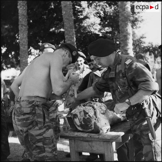 La découpe d'une pièce de viande au cantonnement des commandos Marine à Port-Fouad.