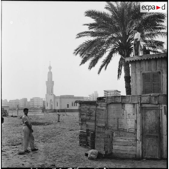 Un bidonville dans les faubourgs de Port-Saïd, sur la route du terrain d'aviation de Gamil.