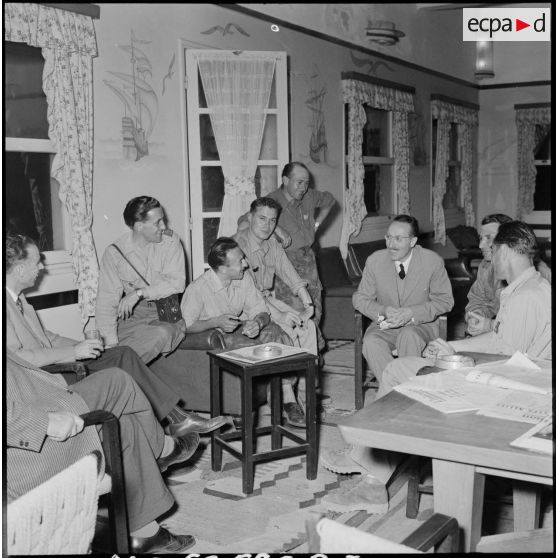 La visite de Vicente Mareri, consul d'Italie à Port-Saïd, au camp de presse à Port-Fouad.